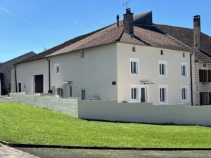 La maison vue depuis la fontaine